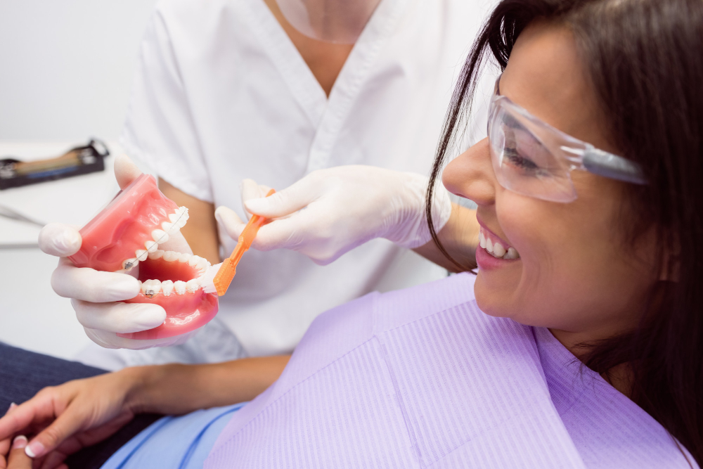 https://clinicaalonsoberrojo.com/wp-content/uploads/2023/06/dentista-mostrando-dientes-modelo-paciente-femenino.jpg