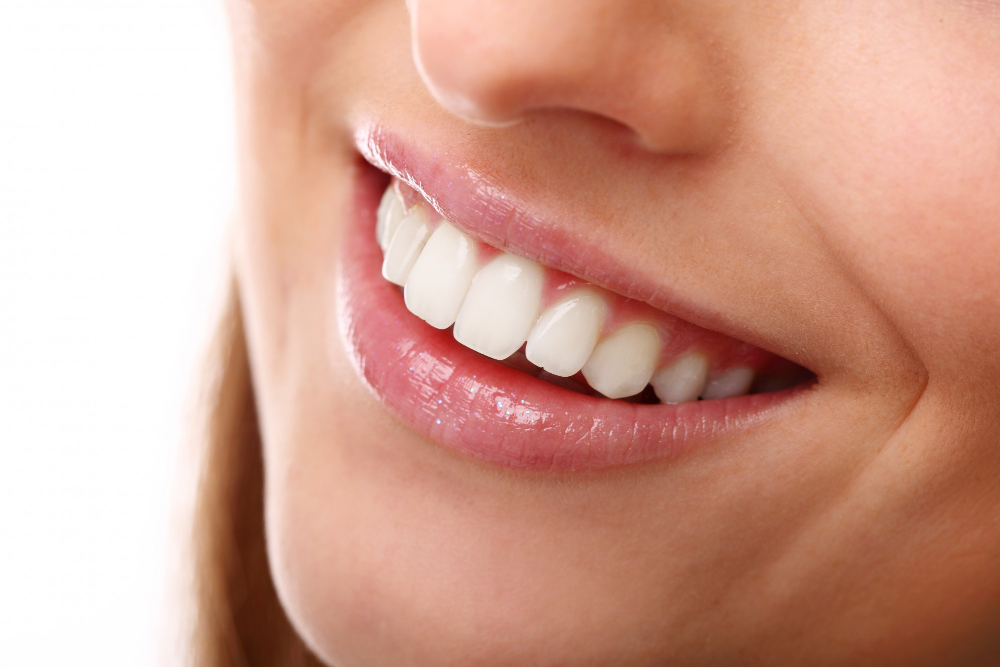 https://clinicaalonsoberrojo.com/wp-content/uploads/2023/06/sonrisa-perfecta-dientes-blancos-primer-plano.jpg
